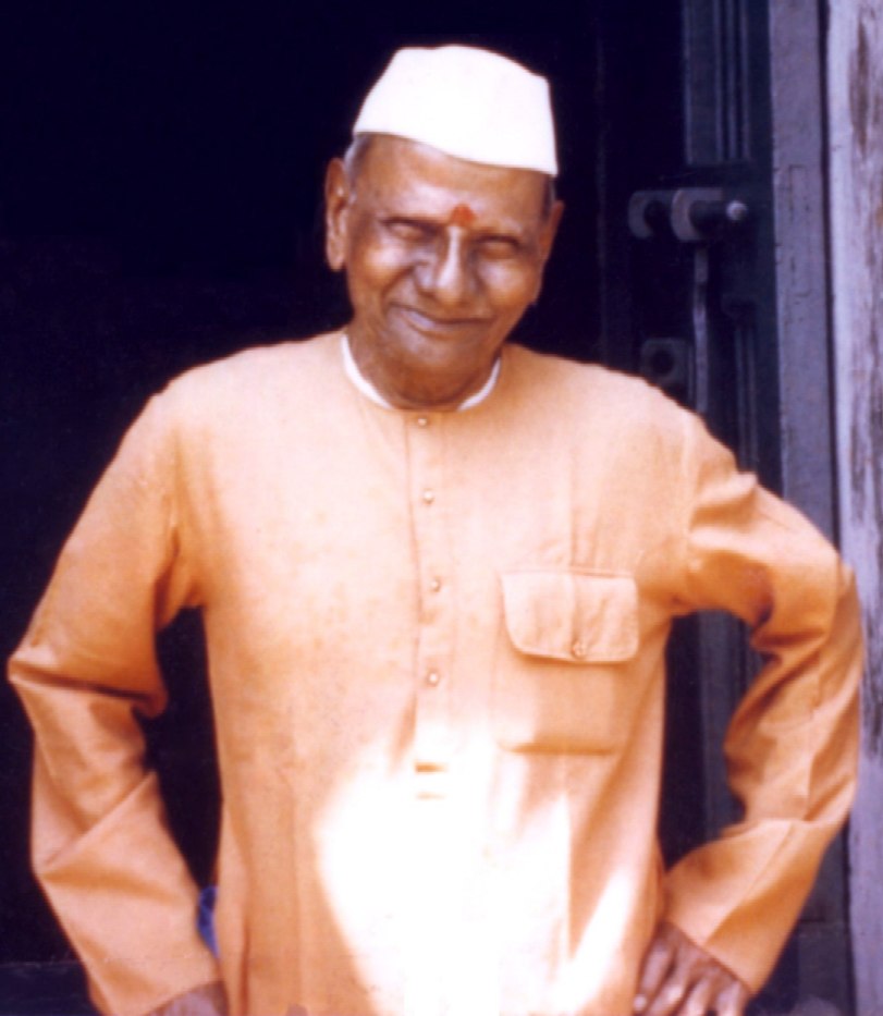 hindu_nisargadatta_maharaj_standing_outside_smaller