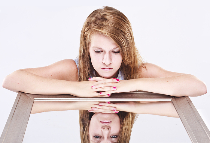 77556759_Woman_Mirror